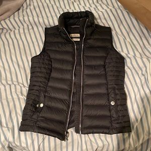 Abercrombie puffer vest. Women’s XS. Black. Great condition, hardly worn.